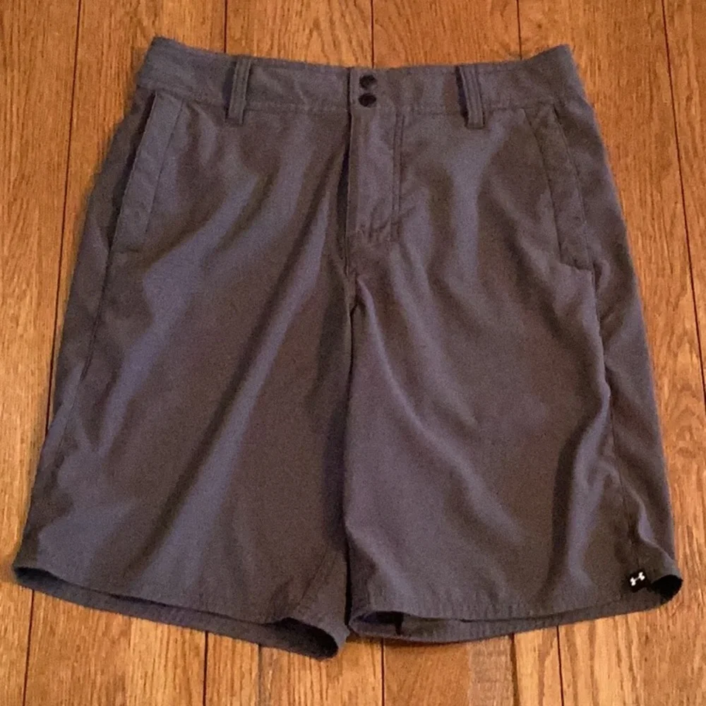 Under Armour heatgear, loose fit Men's Gray Shorts. Size 30